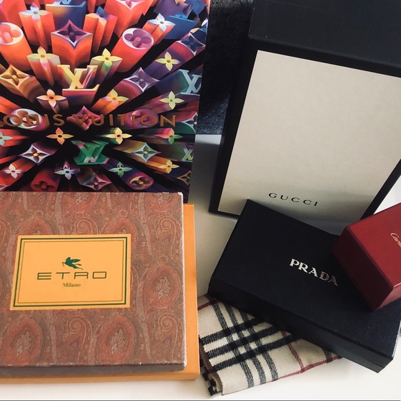 Welcome to my wardrobe. Bienvenue à ma garderobe. - Picture 1 of 1